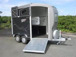 2-horse trailer with chest bars and divider giving plenty of leg-spread room.Source: Internet stock photo